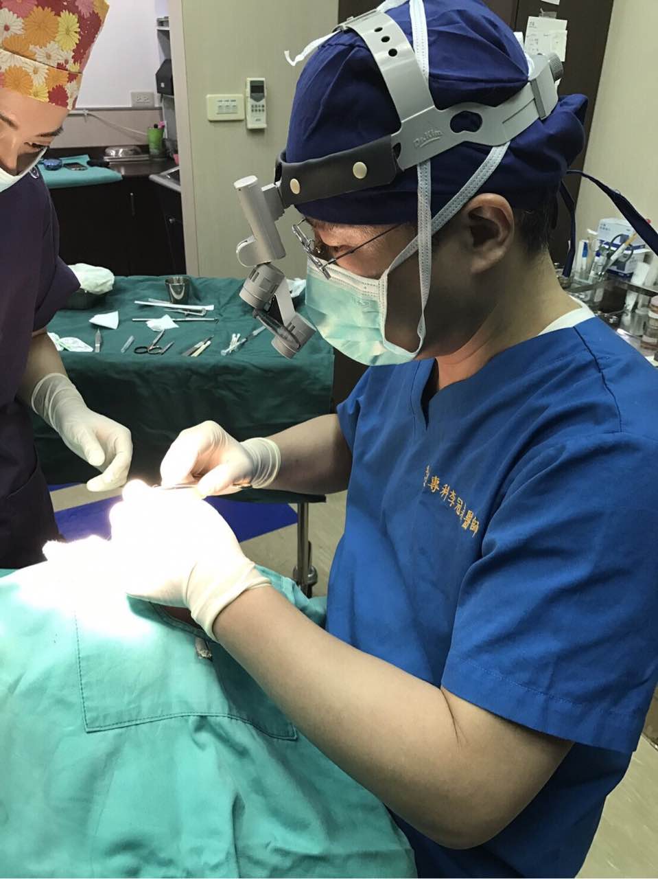 Dr._Lee-Minimally-Invasive-Eyelid-Surgery